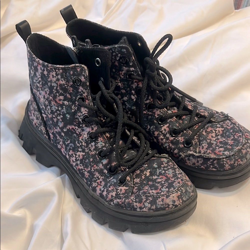 Skechers Dual Lite lug sole boots flowers women’s 8